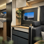 Moderner Innenraum des Pilote Atlas mit Face-to-Face-Sitzgruppe