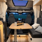 Moderner Innenraum des Pilote Atlas mit Face-to-Face-Sitzgruppe